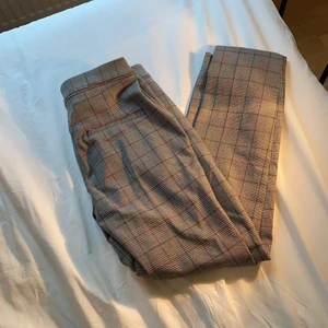 Rutiga kostymbyxor - Jättefina rutiga kostymbyxor som tyvärr är lite för korta för min smak🌸 skulle säga att de passar alla mellan 150-170 beroende på hur man vill ha dem i längden!