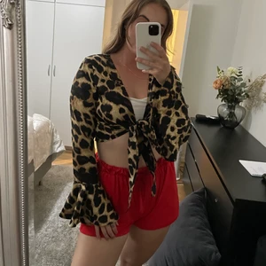 Leopard topp  - Leopardknyttopp🤎 storlek M men skulle säga att den är mer för en S! 30kr+frakt 