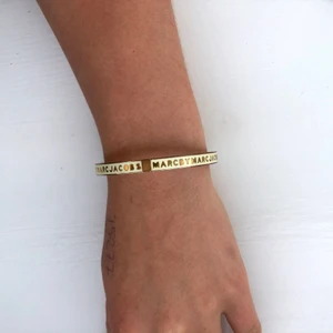 Marc jacobs armband - Säljer mitt marc jacobs armand då jag inte använt det på många år. 20,5 cm i omkrets. Välanvänt vilket syns innuti, men inget som syns när man har det på sig. Pm för frågor🌷