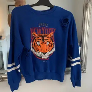 Jättefin blå hoodie från Gina tricot, aldrig använd och kommer nog inte använda, därav att jag säljer. Inga skador eller annat utan så gott som ny. Storlek s, 90+frakt❤️