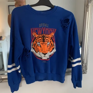 Hoodie från Gina tricot  - Jättefin blå hoodie från Gina tricot, aldrig använd och kommer nog inte använda, därav att jag säljer. Inga skador eller annat utan så gott som ny. Storlek s, 90+frakt❤️