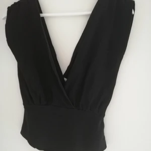 Body stl S - Svart urringad body i Stl S från ZARA. Fint skick Inga fläckar eller liknande. 