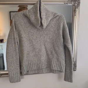 Stickad polo tröja  - Jättefin stickad polo tröja som jag älskar men inte kommer till användning, den är i mycket bra skick. Stl ca men passar mig som brukar ha s/m. 100+frakt❤️