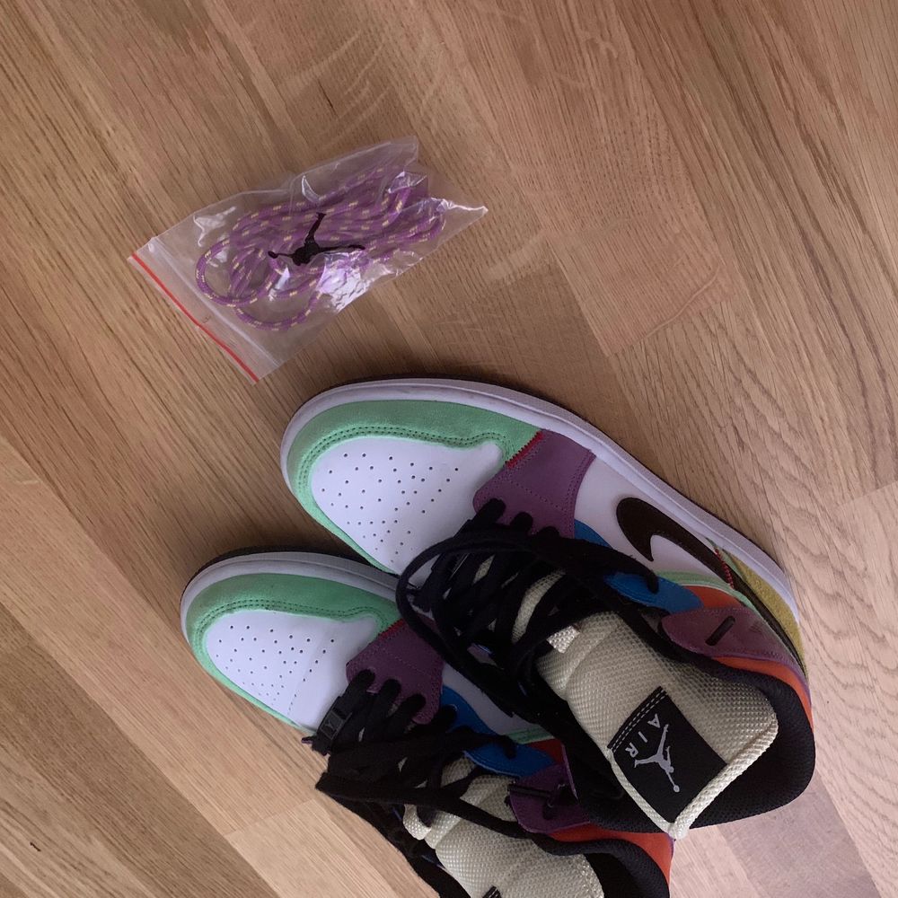 Hade dem på mig 2ggr så de är knappt använt . Skor.