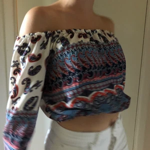 Off shoulder topp. - Mönstrad off shoulder topp. Köparen står för frakt☺️