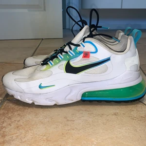 Air Max 270 react - Coola air Max med färger av grön på skon, väldigt fina och sköna. Väldogt fåtal använda, och säljer pågrund av att jag aldrig använder dem. Kostar 1600 nypris