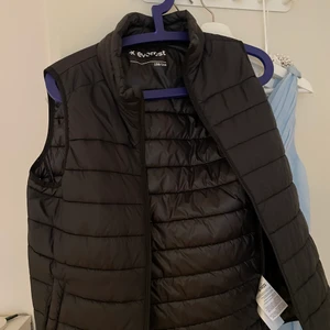 Sitter som en S/M - Jag säljer min svarta väst från stadium då jag inte använder den. Fint skick och använd fåtal gånger nypris 299kr. Köparen står för frakt:)