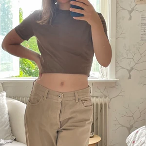 Brun t-shirt - Superfin brun t-shirt från HM, jättefint streachigt material, storlek XS men skulle säga att den passar S/M beroende på hur man vill att den sitter🤎