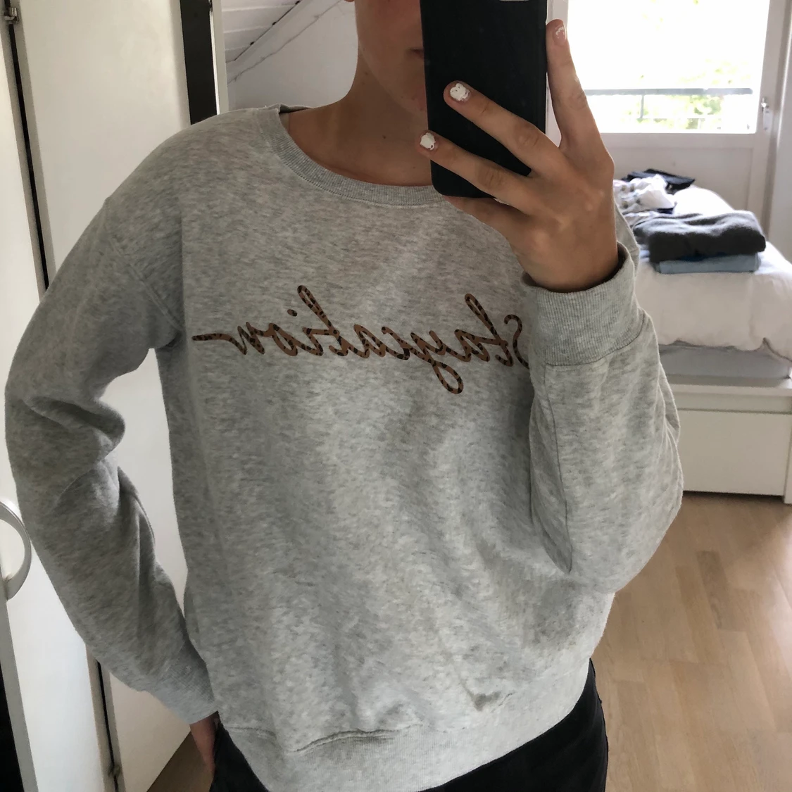 Grå sweatshirt med tryck