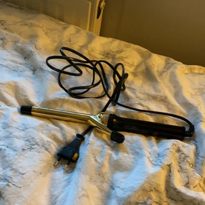 Locktång - Jättebra locktång ifrån märket Melissa 80 kr +  frakt. Skicka dm till mig vid intresse och frågor. Vet ej vad frakten kostar.