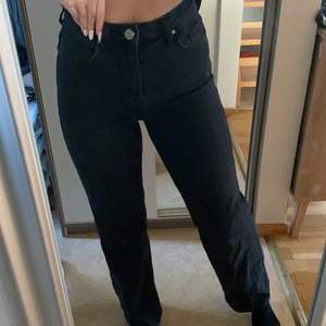 Säljer mina svarta vida jeans från Madlady som inte går till användning längre. Jag är 168cm lång❤️