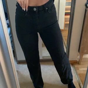 Vida jeans - Säljer mina svarta vida jeans från Madlady som inte går till användning längre. Jag är 168cm lång❤️