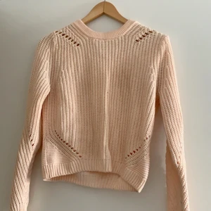 Stickad tröja  - Säljer för att den inte kommer till användning. Fin och fräsch och väldig skön att ha på sig. Säljer för 50kr + frakt.