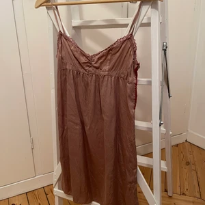 Odd Molly klänning - Odd Molly klänning i beige. Använd fåtal gånger. Vid post tillkommer frakt. Köper du båda odd Molly klänningarna som jag säljer får du dem för 140kr👍