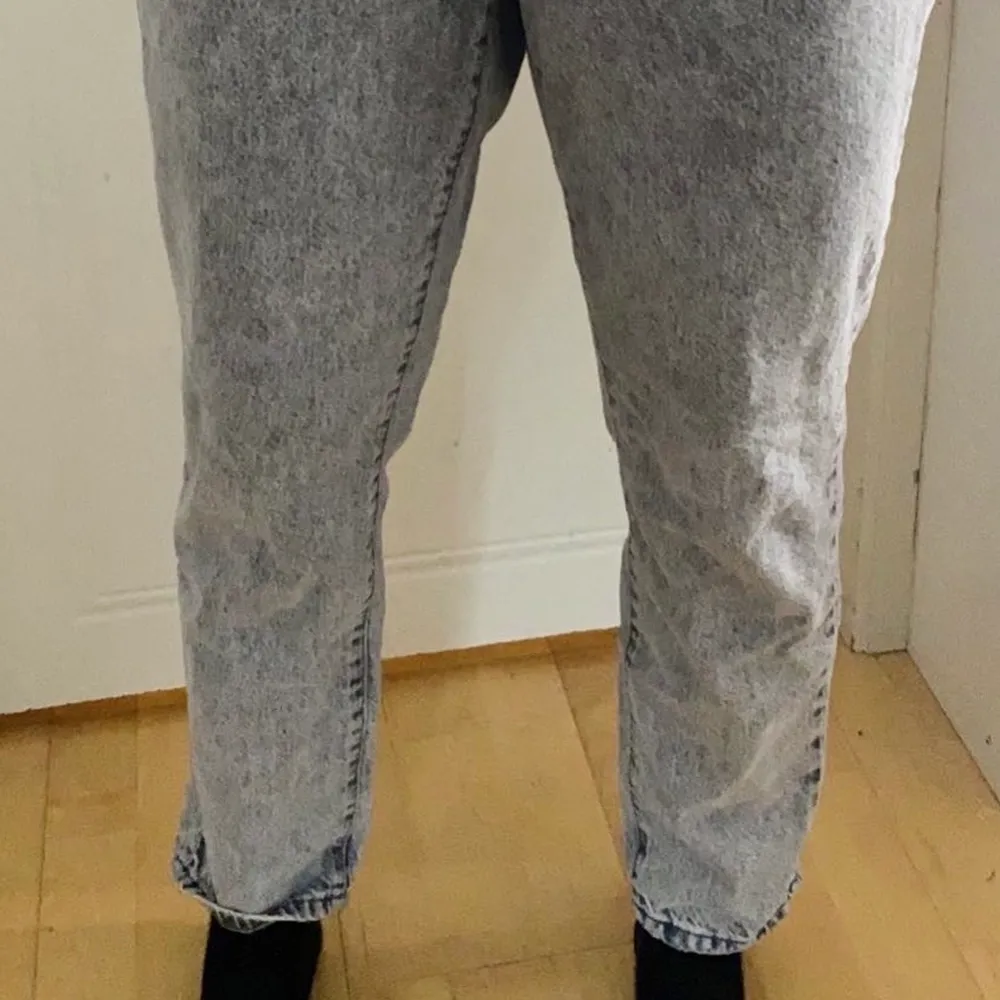 Jättefina Mom jeans från Gina Tricot strl 42. Knappast använda alls då de tyvärr är för stora på mig!. Jeans & Byxor.
