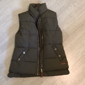 Girl Crew väst ifrån h&m - Denna oanvända väst ifrån h&m säljs nu för 190 kr och nypriset var 300 kr. Storleken är 146/152 och sitter som en XS.
