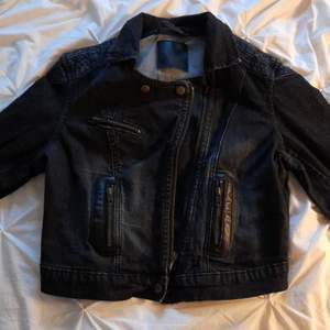 Gina tricot Black Jean jacket with slipper details. Säljer för de kommer till ingen användning. Storlek M men skulle säga S. 