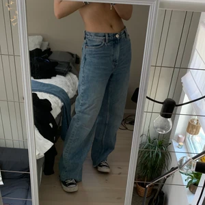 Monki jeans  - Ljusblåa monki jeans i modellen Yoko, de är i storlek 26 och jag brukar ha 25 så de är medelhöga på mig, annars är de höga i midjan.  Skickar fler bilder om ni skriver, det finns som en vit streck längst ner. Annars är de i bra skick 🌈🧚🏻‍♂️🌈💓 frakten är inkluderad ❤️