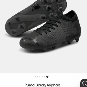 Fotbollsskor  - Säljer dessa svarta snygga fotbollsskor. Säljer dessa pågrund av att dom inte passade bra. Skorna är i jätte bra skick och har inte några märken eller sådant.