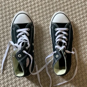 Converse svarta skor - Säljer mina converse då dom inte kommer till användning längre! Jättefina skor och i perfekt skick, näst intill oanvända!! Nypris 600