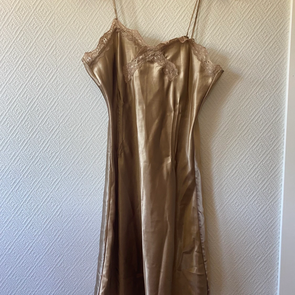 Guldkrog satinklänning