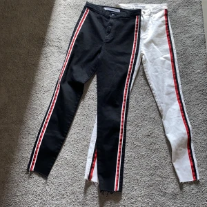 2 par Jeans  - Säljer stretchiga jeans med streck på sidorna - ett par svarta och ett par vita. 100 kr för båda eller 75 kr för ett par.