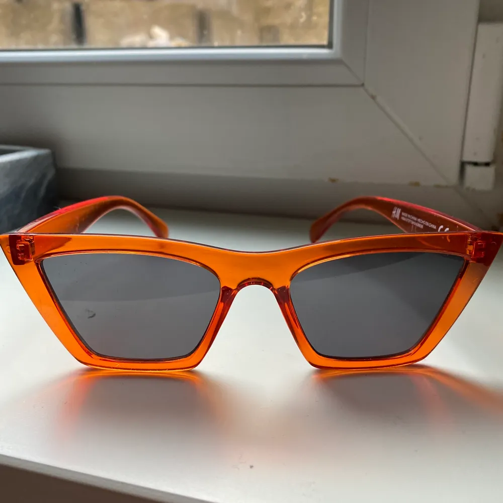 Snygga solglasögon från H&M, endast använda ett fåtal gånger. . Accessoarer.