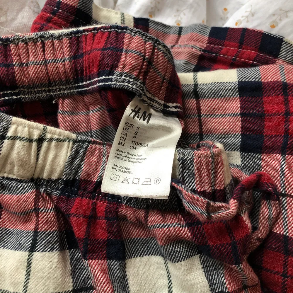 Jag säljer mina rutiga pyjamasbyxor ifrån H&M, storlek S, byxorna är använda ofta men är i så bra skick och har inga ”skador”, ordinarie pris: 249kr mitt pris: 100kr (frakten ingår i priset!). Jeans & Byxor.