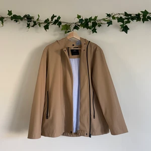 Regnjacka - Regnjacka i galonmaterial från Zara. Köpt här på plick men satt lite för stort på mig