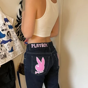 Playboy byxor  - Dessa byxor jag målat med tygfärg, knappen hade försvunnit så jag fixade dit en egen så de passar mig som är en s (är 171 Cm lång) frakten kostar 49kr✨