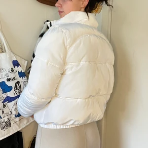 Vit puffer jacket - denna ur snygga jackan, frakten kostar 49kr✨