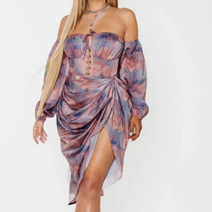 Off the shoulder top - Jättefin top som endast har använts under en kväll. Har två stycken. En i storlek UK 6 (xs) och en UK 8 (S). Möts upp i Stockholm, annars står köparen för frakten💜💞