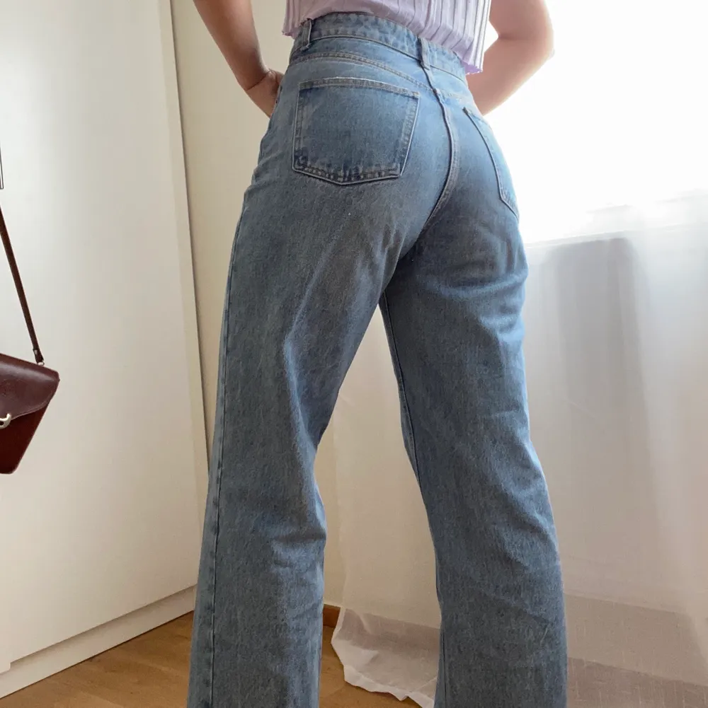 Zara’s 90s Jeans, super snygga och endast använda några få gånger. Säljer då de ä för stora😕 De är avklippta för att passa mig som är 165. Skriv vid frågor eller för fler bilder 🥰(Frakt ingår inte i priset📦). Jeans & Byxor.