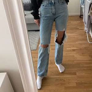 Långa högmidjade jeans från Mango, stl 34, använda några få gånger