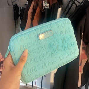 Datafodral  - Super gulligt Marc Jacobs fodral. Minsta storleken och passar iPad mini osv. 