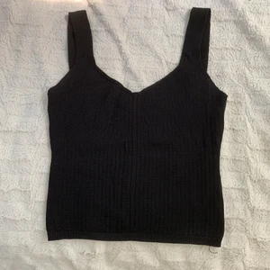 Svart ”stickad” linne - Svart linne, materialet är typ stickat? Osäker. Skriv för mer bilder. Jag har xs i överdelar. Står ingen storlek. Den är stretchig så passar även S och kanske större storlekar 💓🌈✨💓✨🌈