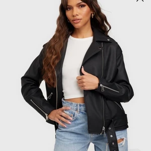 Skinnjacka från Nelly  - Helt oanvänd skinnjacka från Nelly (missguided) i storlek 34, inte använt den för tyckte den va lite stor på mig, nypris är 499kr men säljer för 300kr + frakt (prislapp finns kvar)