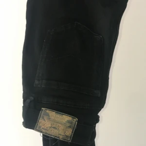 Svarta jeans - Svarta thighta jeans från crocker! De sitter super snyggt men har tyvärr blivit försmå för mig. De har ett hål låret (syns på bild två). Hade varit fint att göra shorts av dem om man vill. Säljer ett par likadana vita jeans på min plick också! 