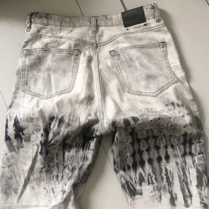 Tie-dye jeans från Weekday🤍🖤 - Säljer då de är för korta på mig som är 170cm🐆 Kontakta mig för fler bilder eller för mer information :)