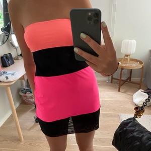 Färgglad klänning  - Super fin kläning från Calzedonia som är strapless köpt i Spanien 🌸🌸