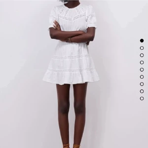 Vit klänning - Vit klänning ifrån zara, aldrig använd så den är som i nyskick💕❤️ nypris 599 kr