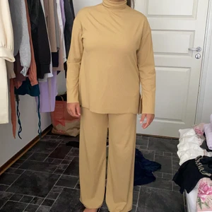 Mys set - Användes endast en gång, storlek 38, ljusbrun och väldigt bekväm. Polo krage och detaljer på armarna och sidan av tröjan. Pris kan diskuteras💗