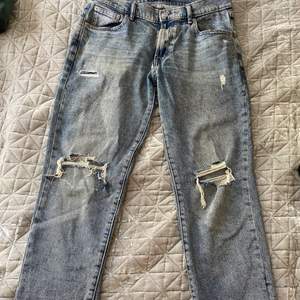 Ett par slitna jeans ifrån GAP. Oanvända och i storlek 4/27 vilket passar på mig som är 36/38.