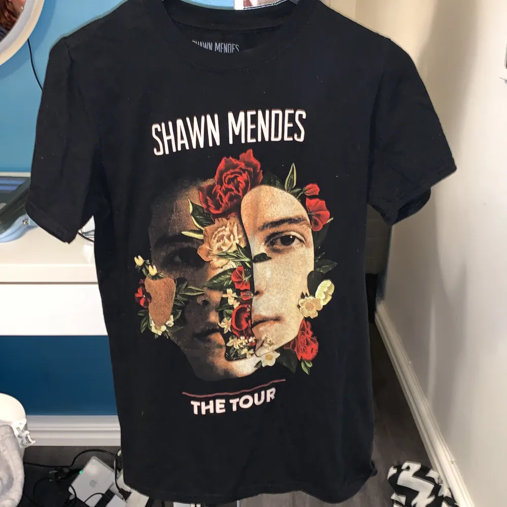Shawn mendes merch från hans konsert i stockholm 2019. Nypris 250, jag säljer för 100! . T-shirts.
