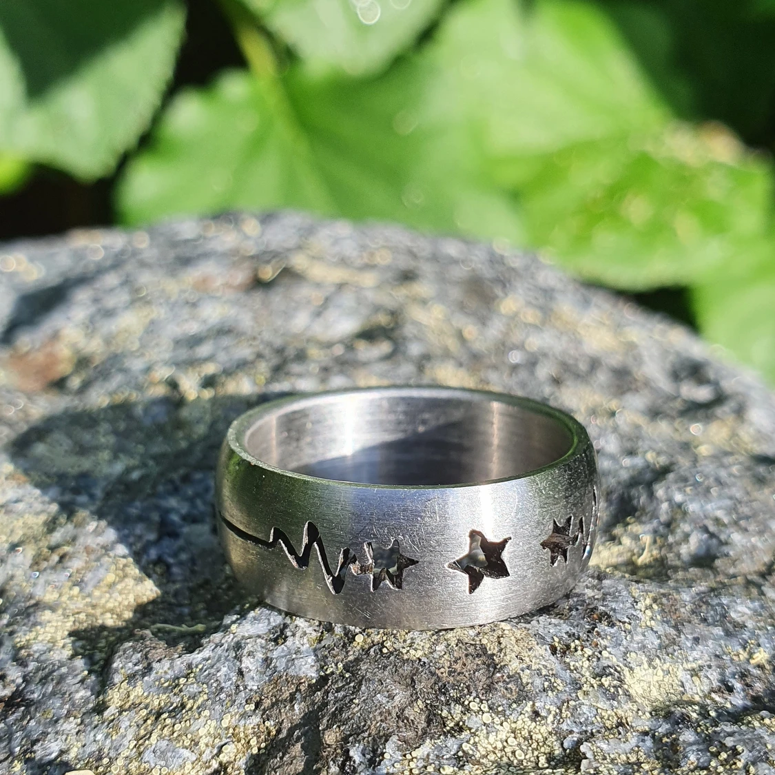 Stål ring med stjärn mönsrer