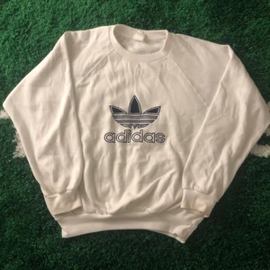Vintage adidas sweatshirt - Vintage Adidas Sweatshirt Skick: 7/10 lite nopprig storlek: ingen storlek men skulle säga att den passar en boxy M. 