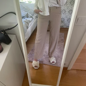 Beiga raka kostymbyxor. - Storlek 38. Mjukt material och stretchiga. Höga i midjan. Är 172 lång så de är hyfsat långa. Använda en gång. 