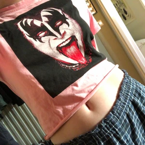 T-shirt  - Rosa tröja med en bandmedlem från kiss på. Förr var det en t-shirt klänning men nu är den av klippt till en medellång t-shirt. Knappt använd så är nästan som ny 💞