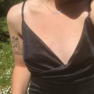 Topp från Zara  - Svart urringad topp från Zara i storlek M. Passar även mig som har S. I fint skick! 🤍