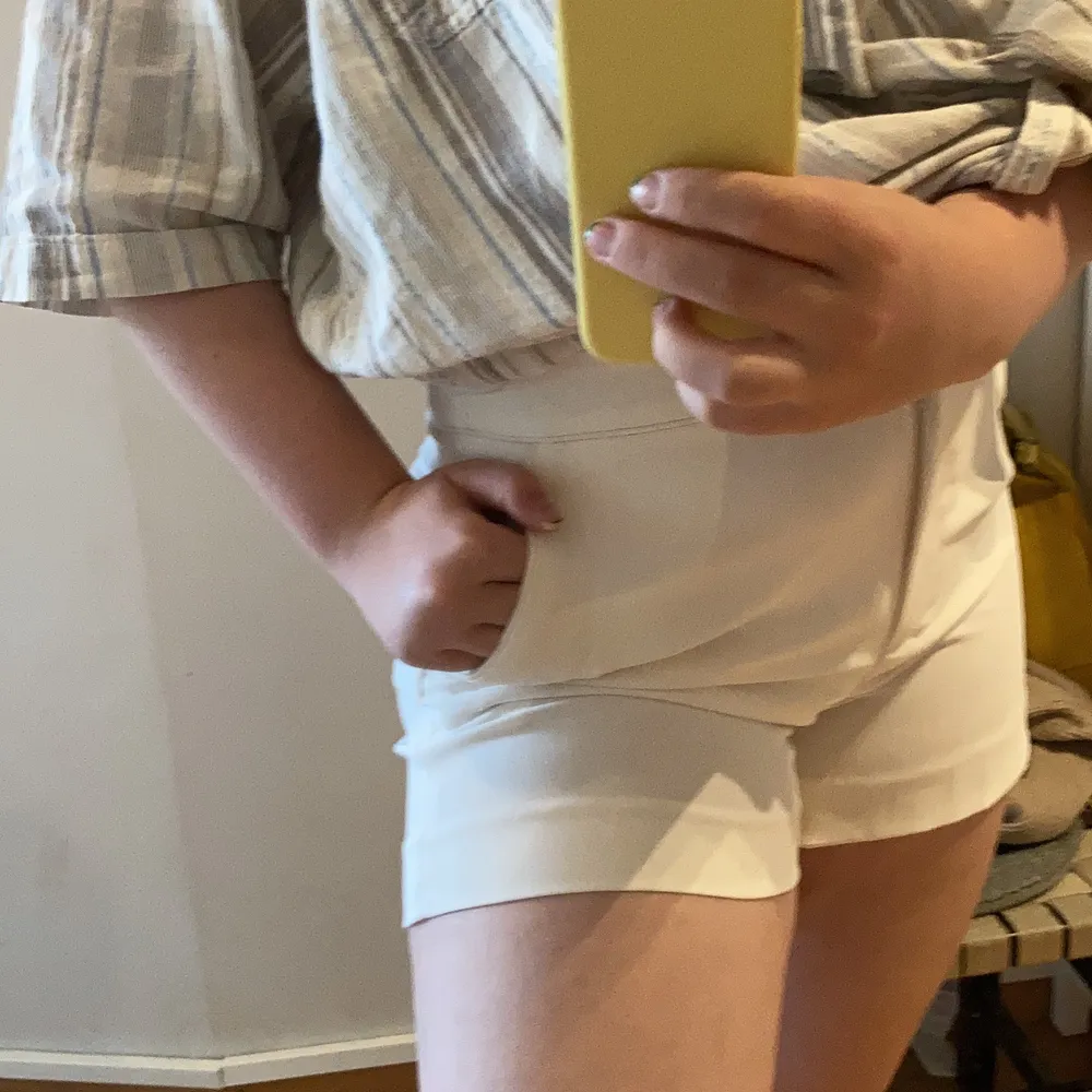 vita sköna shorts från hm ! Polyester tyg som är luftigt och skönt till sommaren ! köpare står för frakt 💕. Shorts.